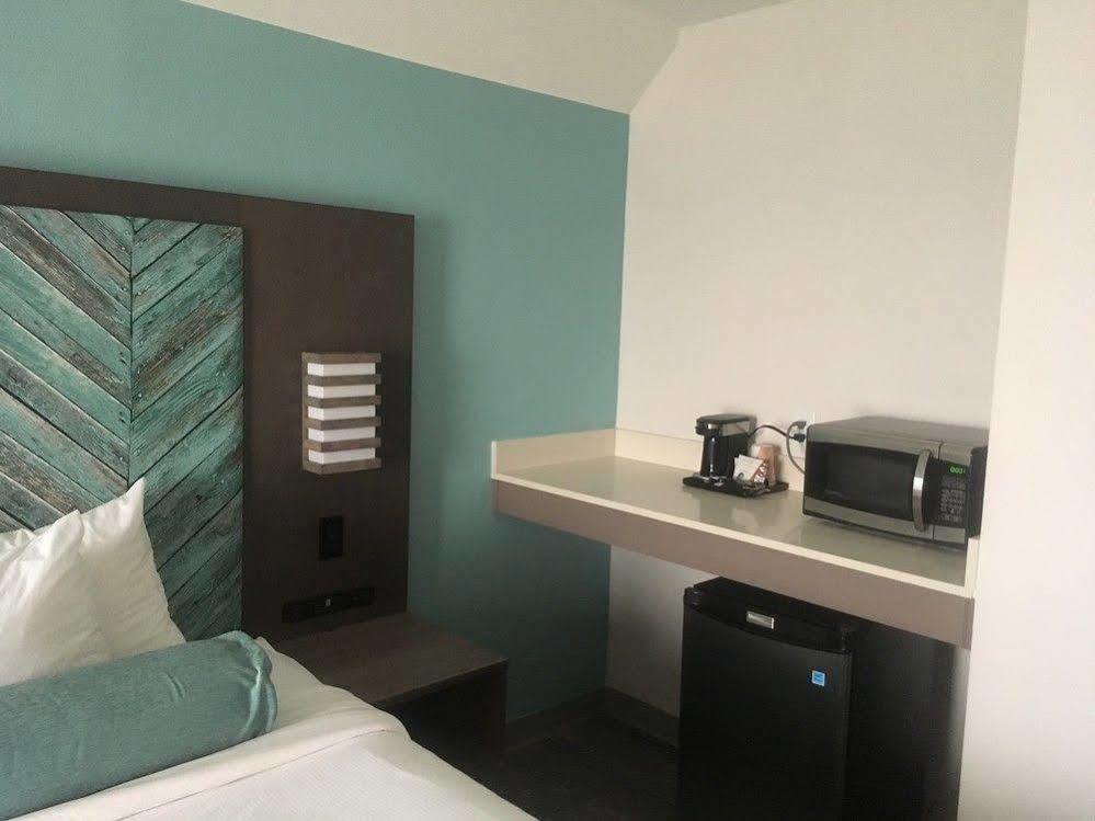 Crystal Coast Oceanfront Hotel Pine Knoll Shores Buitenkant foto