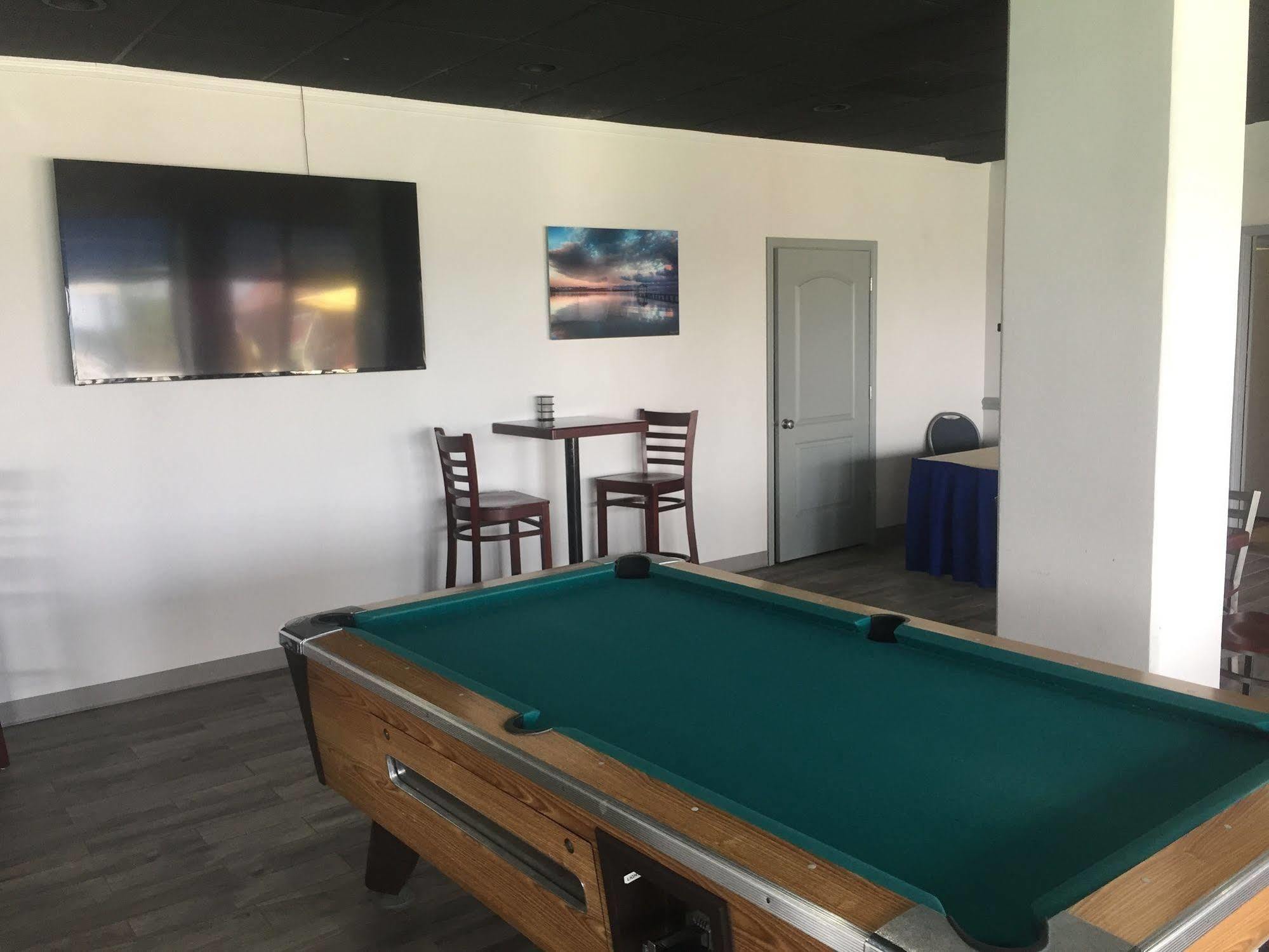 Crystal Coast Oceanfront Hotel Pine Knoll Shores Buitenkant foto