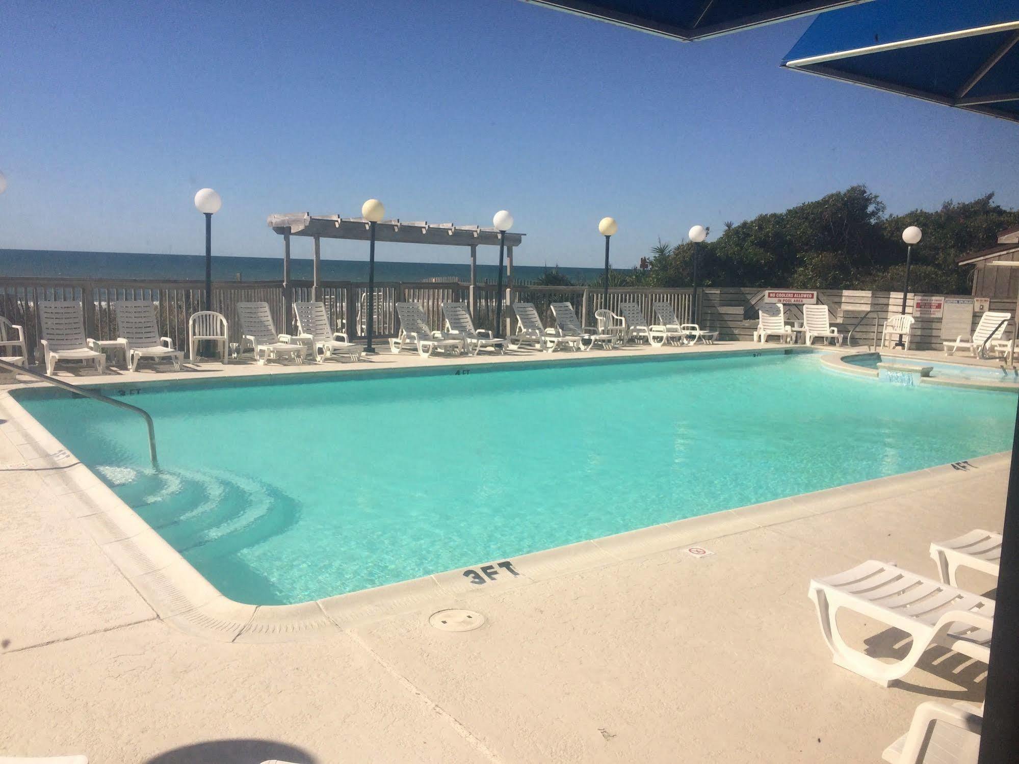 Crystal Coast Oceanfront Hotel Pine Knoll Shores Buitenkant foto