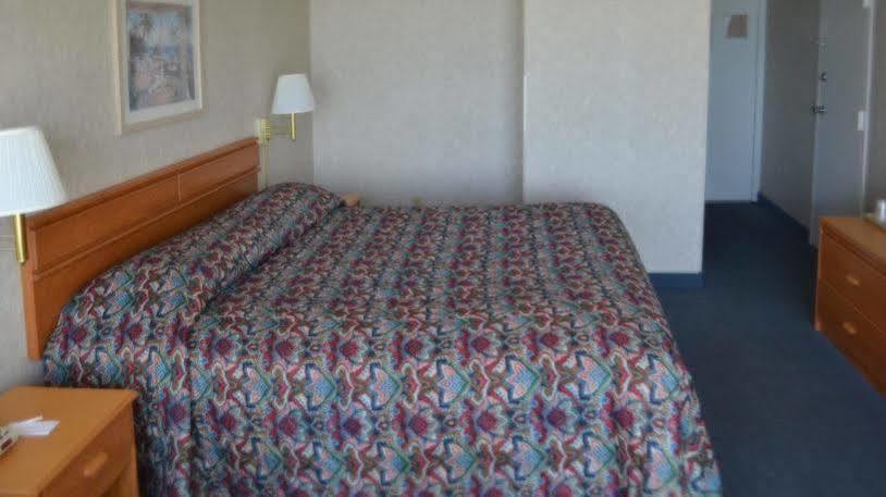Crystal Coast Oceanfront Hotel Pine Knoll Shores Buitenkant foto