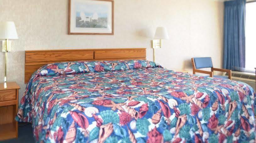 Crystal Coast Oceanfront Hotel Pine Knoll Shores Buitenkant foto