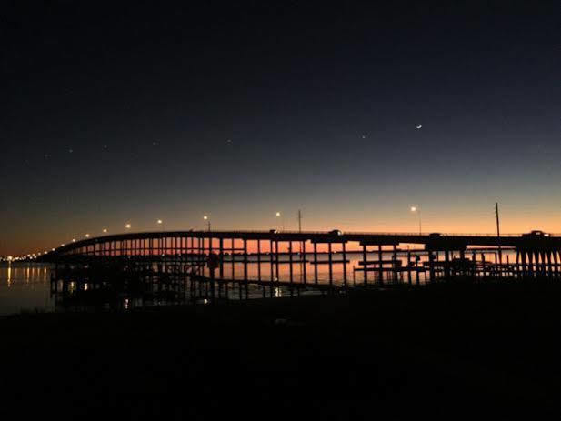 Crystal Coast Oceanfront Hotel Pine Knoll Shores Buitenkant foto